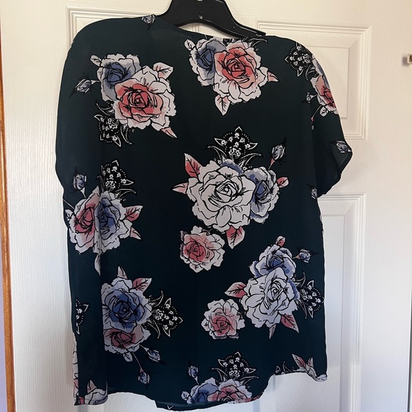 Maurice’s Top Shirt Women's‎ Medium Floral Green and Pink EUC - Picture 4 of 4